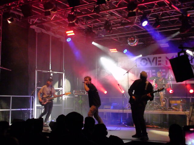 Driftwood auf der Bahndammbühne